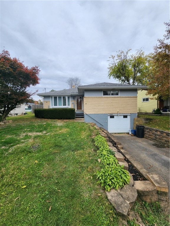 view of front of house featuring a front lawn and a garage