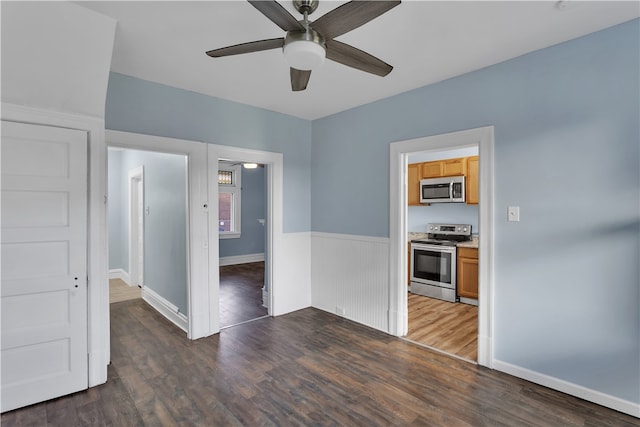 empty room with dark wood-type flooring and ceiling fan