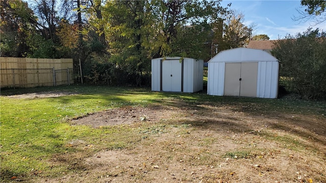 view of yard with a storage unit