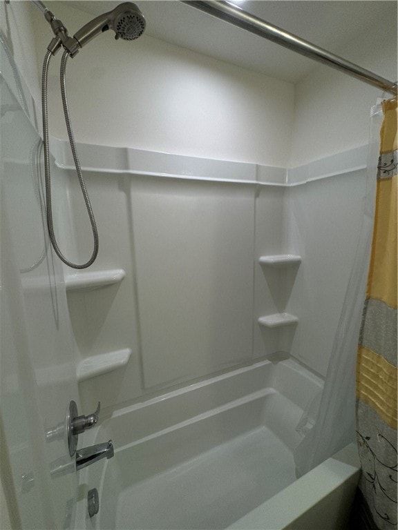 bathroom with shower / bath combo