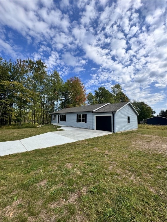 view of front of house with a front lawn and a garage