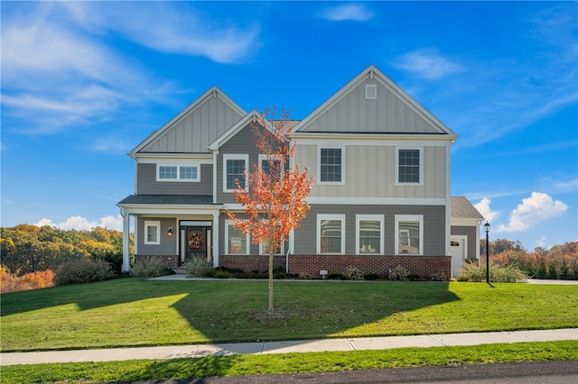 craftsman inspired home featuring a front yard