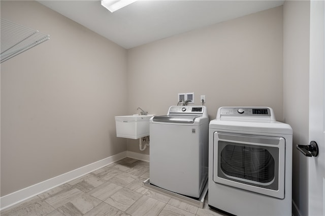 washroom with sink and independent washer and dryer