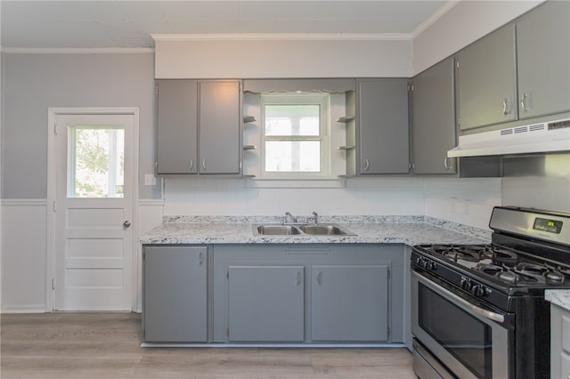 kitchen with light hardwood / wood-style floors, stainless steel range with gas cooktop, sink, and gray cabinets