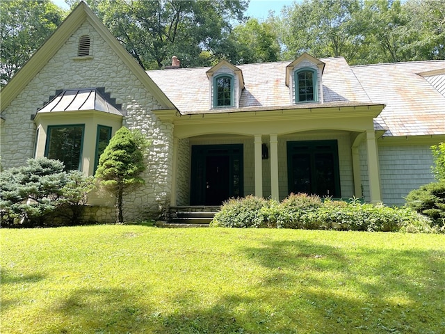 view of front of property featuring a front yard