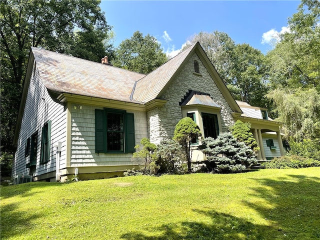 view of front of house featuring a front lawn