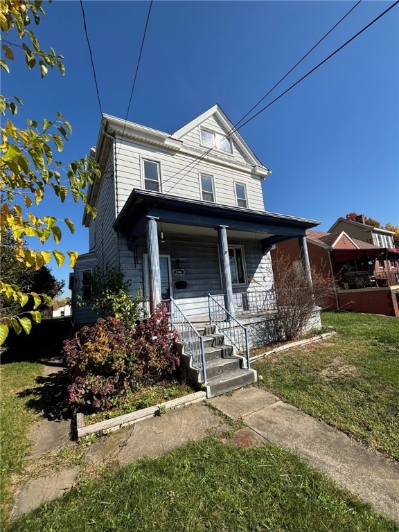 view of front of property featuring a porch and a front yard