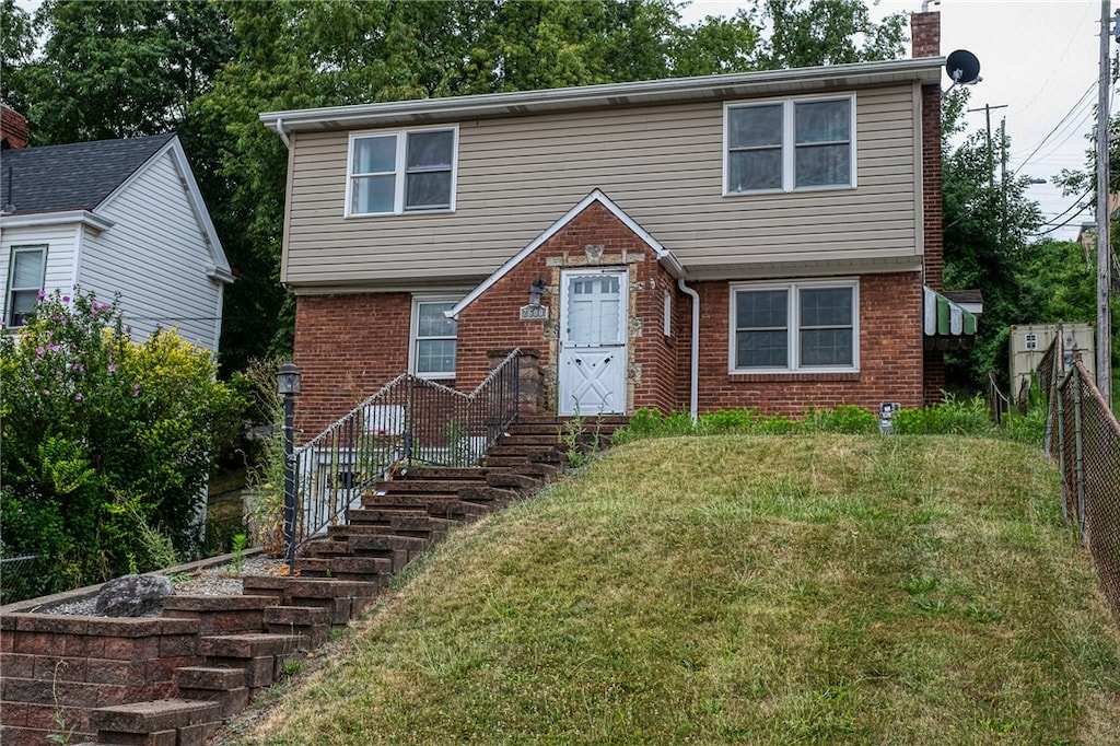 view of front facade with a front yard