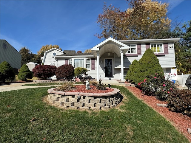 view of front of property featuring a front yard