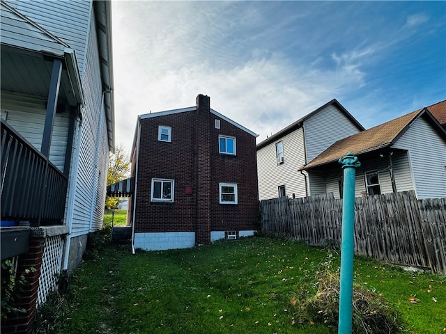 back of house featuring a lawn