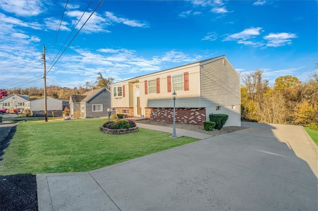 split foyer home with a front yard