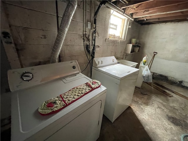 washroom featuring sink and independent washer and dryer