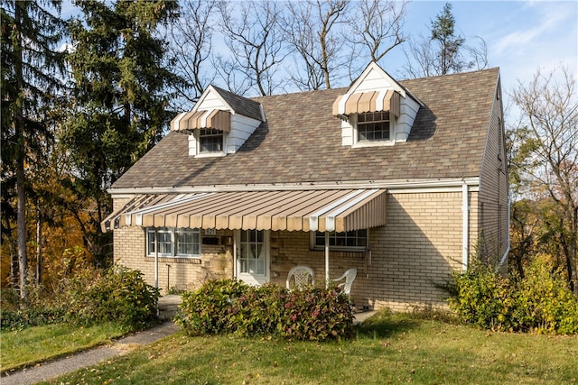 new england style home featuring a front lawn