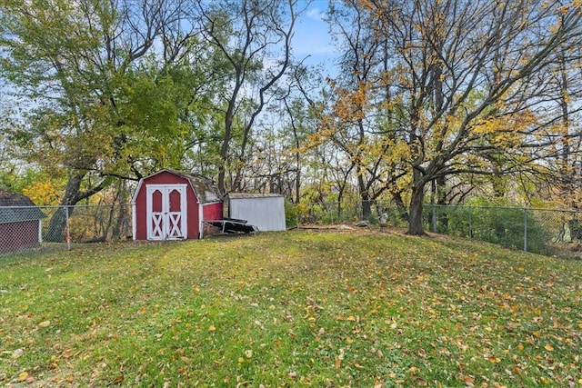 view of yard featuring a storage shed