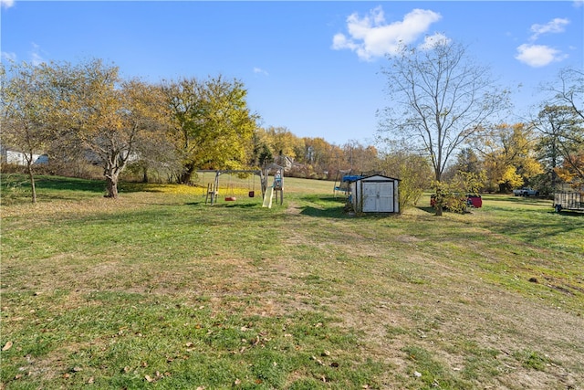 view of yard featuring a storage unit