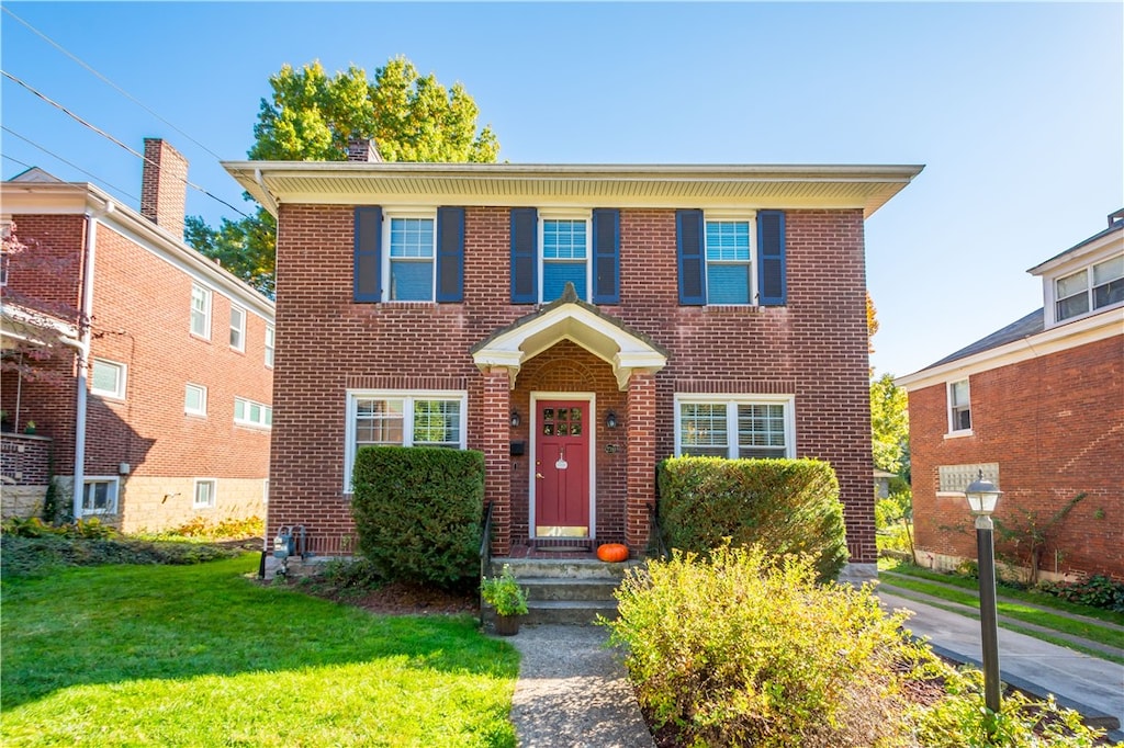 view of front of house featuring a front yard