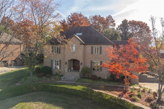 colonial inspired home with a front yard