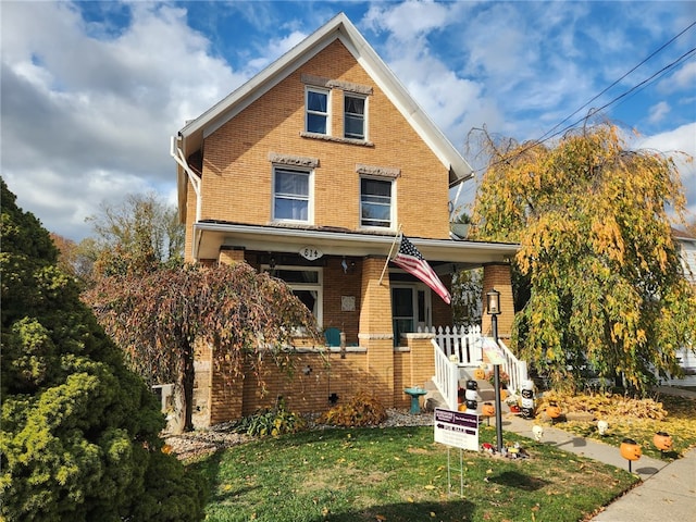 view of front facade featuring a porch and a front lawn