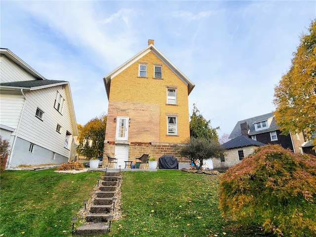 back of house featuring a lawn