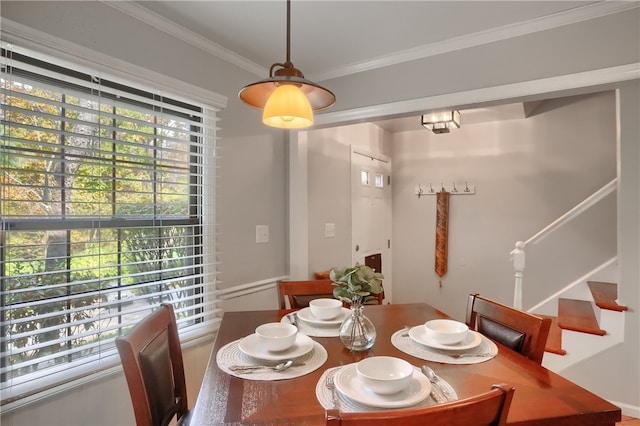 dining area with ornamental molding