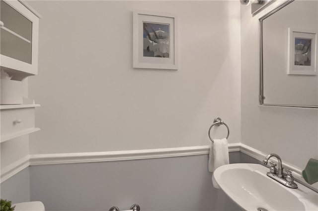 bathroom featuring sink