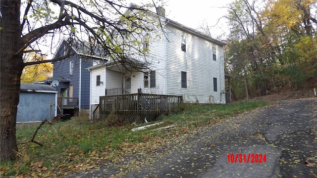 view of front of property featuring a wooden deck