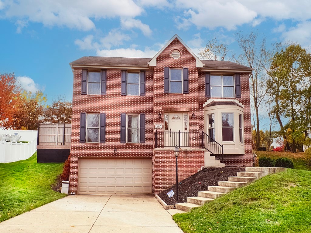 view of front of home featuring a front lawn and a garage