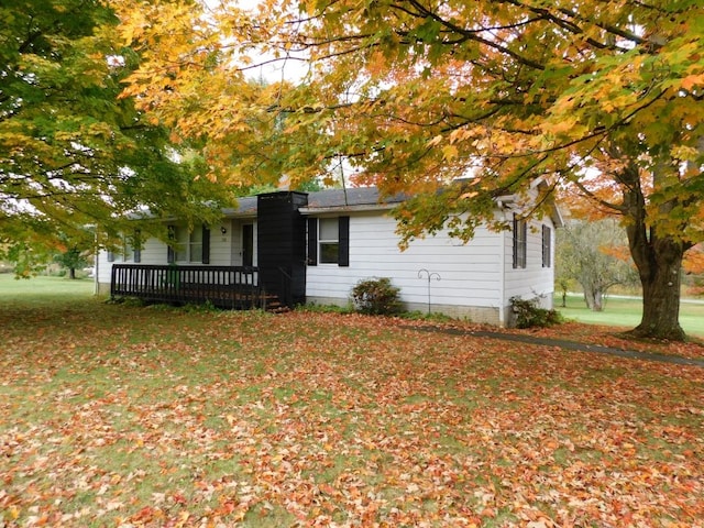 view of front of home with a front lawn