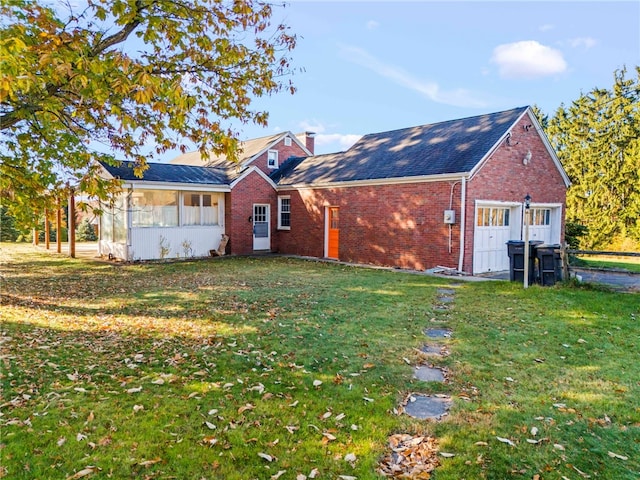 view of front of property featuring a front yard