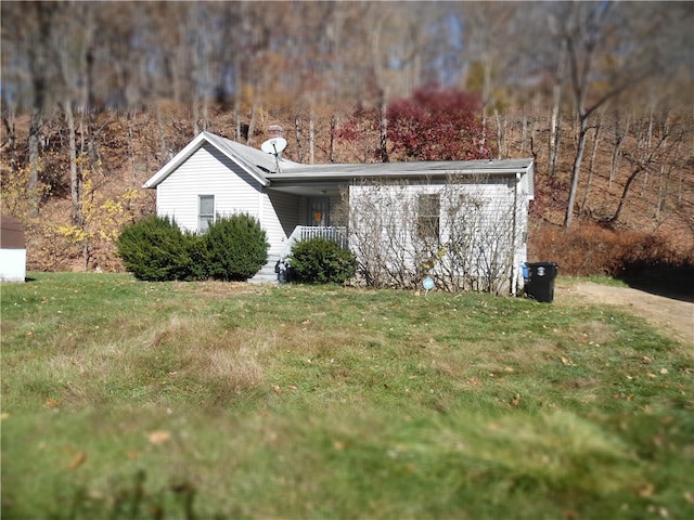 view of front facade with a front lawn