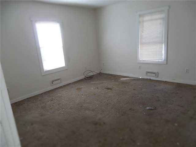 unfurnished room featuring a healthy amount of sunlight and carpet flooring