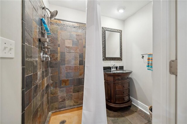 bathroom featuring a shower with shower curtain and vanity