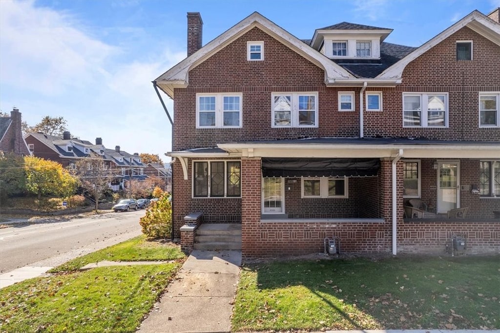 view of front of home featuring a front yard