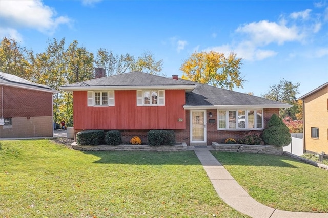 tri-level home featuring a front lawn