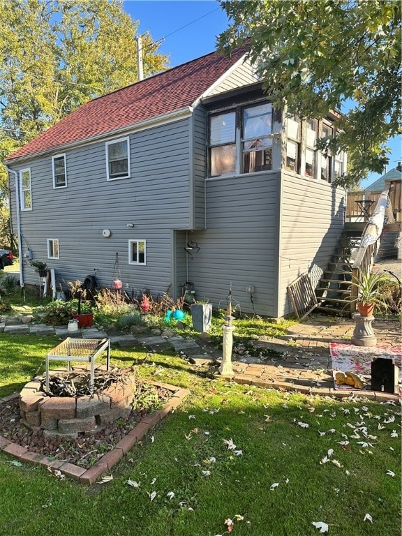 back of house featuring a yard