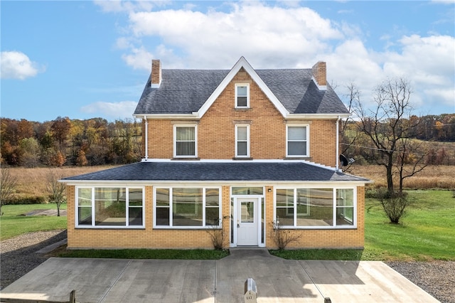 view of front of property featuring a front lawn