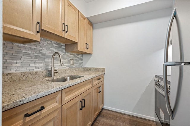 320 Fort Duquesne Blvd Unit 11-O, Downtown Pgh, PA 15222 - kitchen with stainless steel appliances, a sink, light brown cabinets, backsplash, and dark wood finished floors
