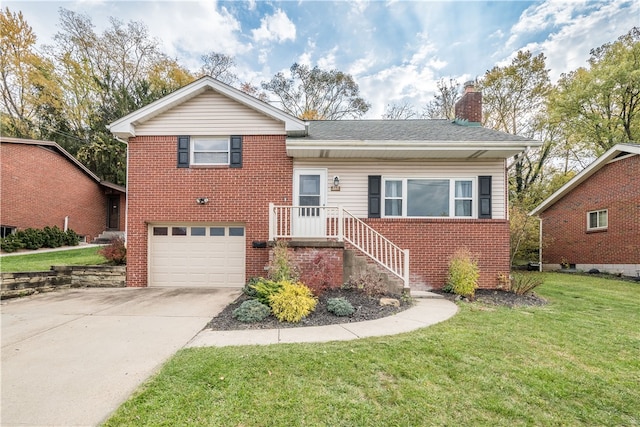 view of front of property featuring a front yard and a garage