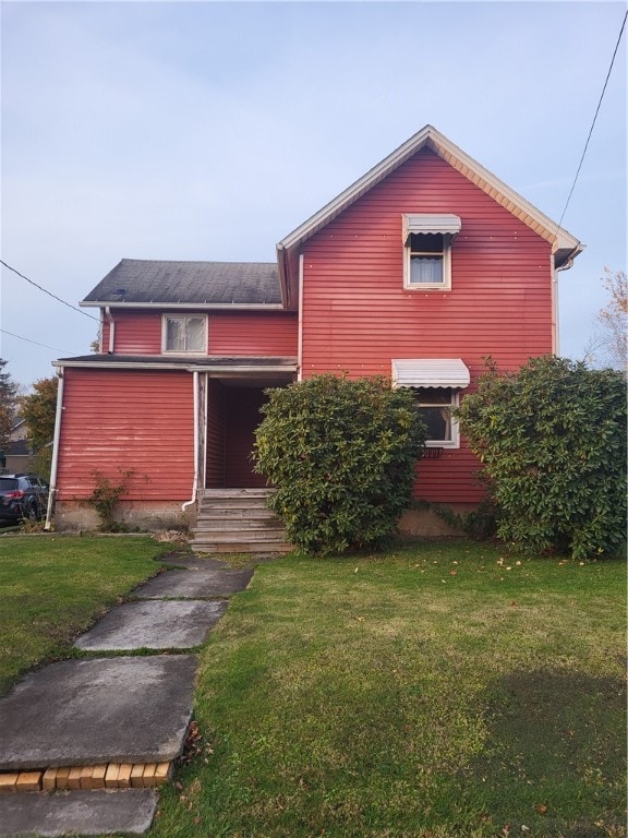 view of front of home with a front yard