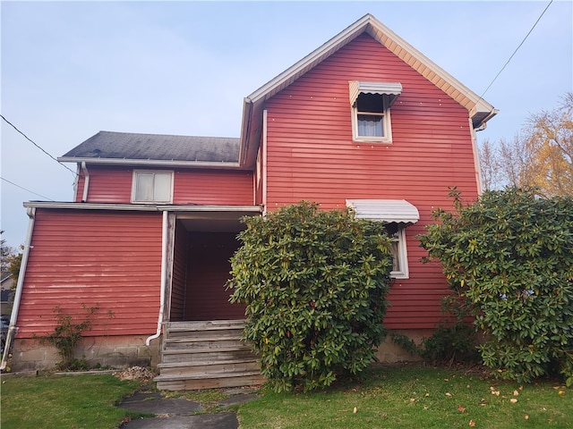 view of front facade with a front lawn