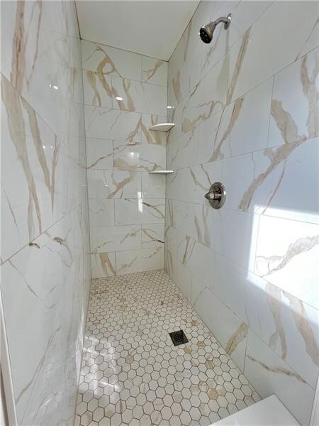 bathroom featuring tiled shower