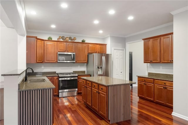 kitchen featuring sink, appliances with stainless steel finishes, dark wood-type flooring, and a kitchen island