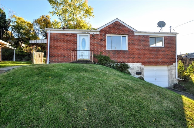 view of front of home featuring a front yard and a garage