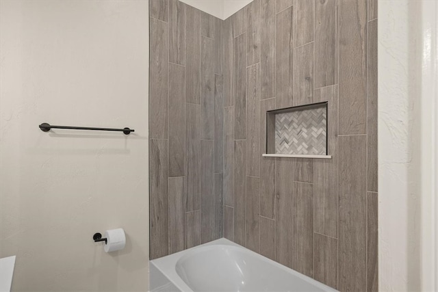 bathroom featuring tiled shower / bath combo