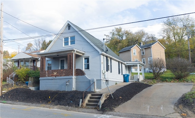 view of front of property featuring a porch