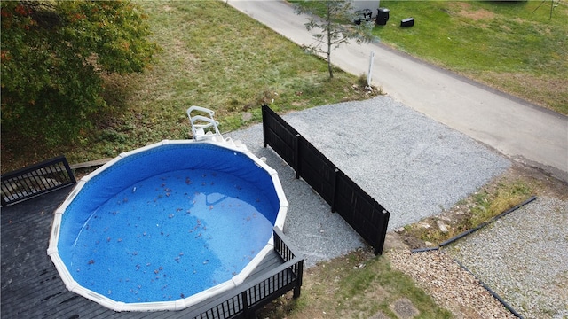 view of swimming pool featuring a yard