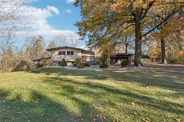 view of front of property featuring a front yard