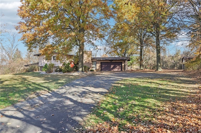 view of front of property featuring a front yard and a garage