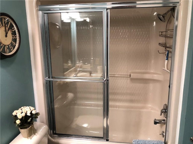 bathroom with enclosed tub / shower combo
