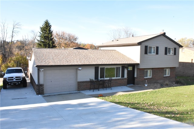 view of front of house featuring a front lawn and a garage